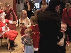 Йоулупукки дарит подарки детям на Рождество Христово