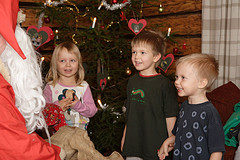 Йоулупукки с детьми на Рождественских праздниках